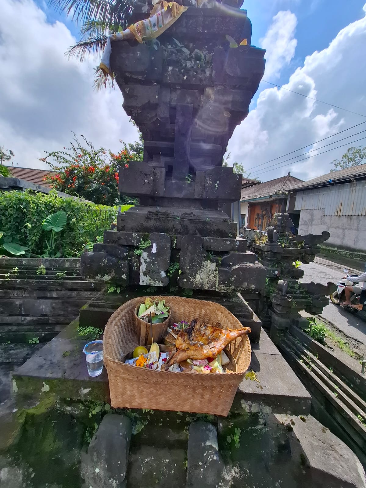 MENGAHATURKAN BANTEN PEJATI RAHINAN TILEM