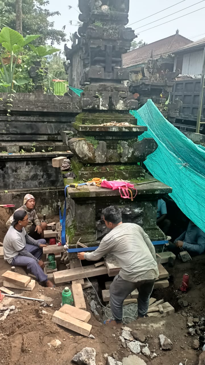 Pemindahan Pelinggih di Kantor Desa Sebudi